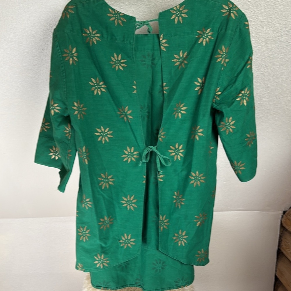 Festive Green Apron w/ Gold Floral Pattern large pocket on front. Ties at back - Picture 4 of 4